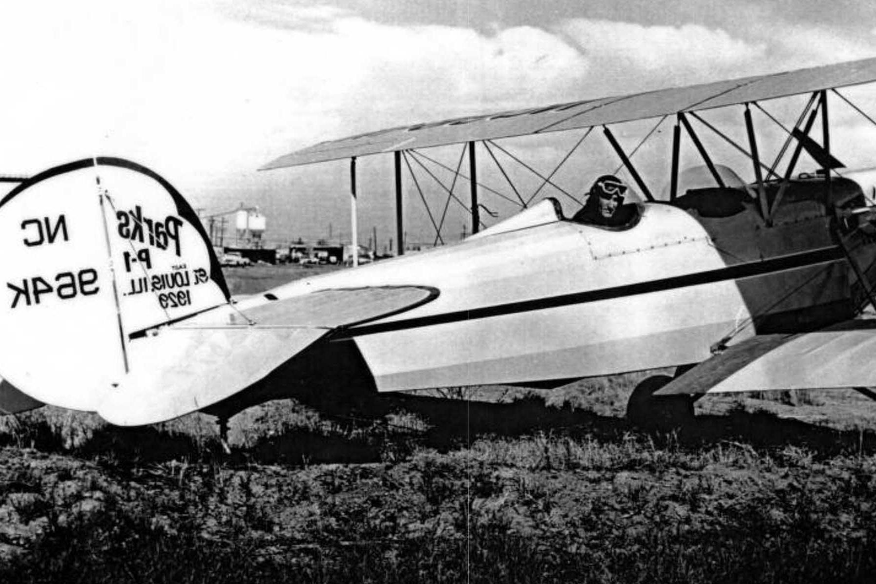 一名飞行员在一架历史悠久的飞机的驾驶舱里，舵上写着帕克斯P-1街. 路易斯，伊利诺伊州2019